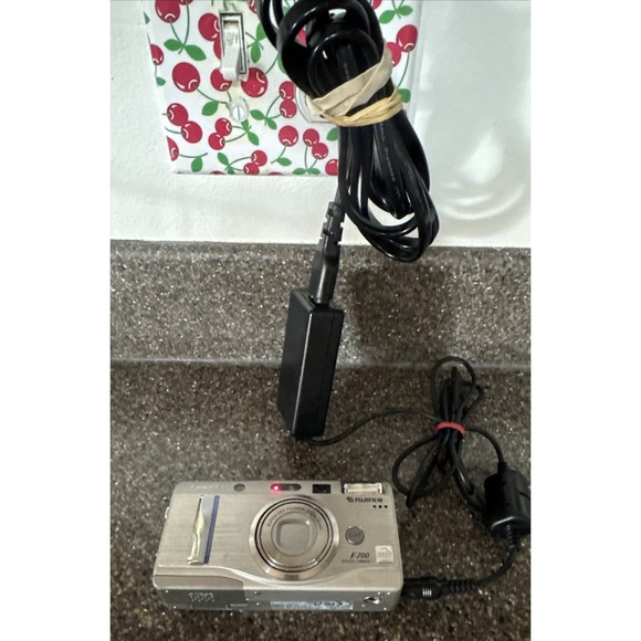 Fujifilm Finepix f700 6.2MP Vintage Retro Digital Camera Works With Charger - Picture 1 of 8
